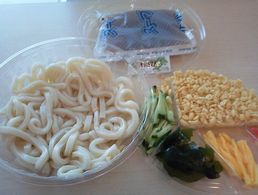冷たいうどんを清涼感のある具材